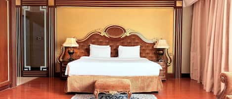 Presidential-Suite | Betten mit Memory-Foam-Matratzen, Zimmersafe, Schreibtisch