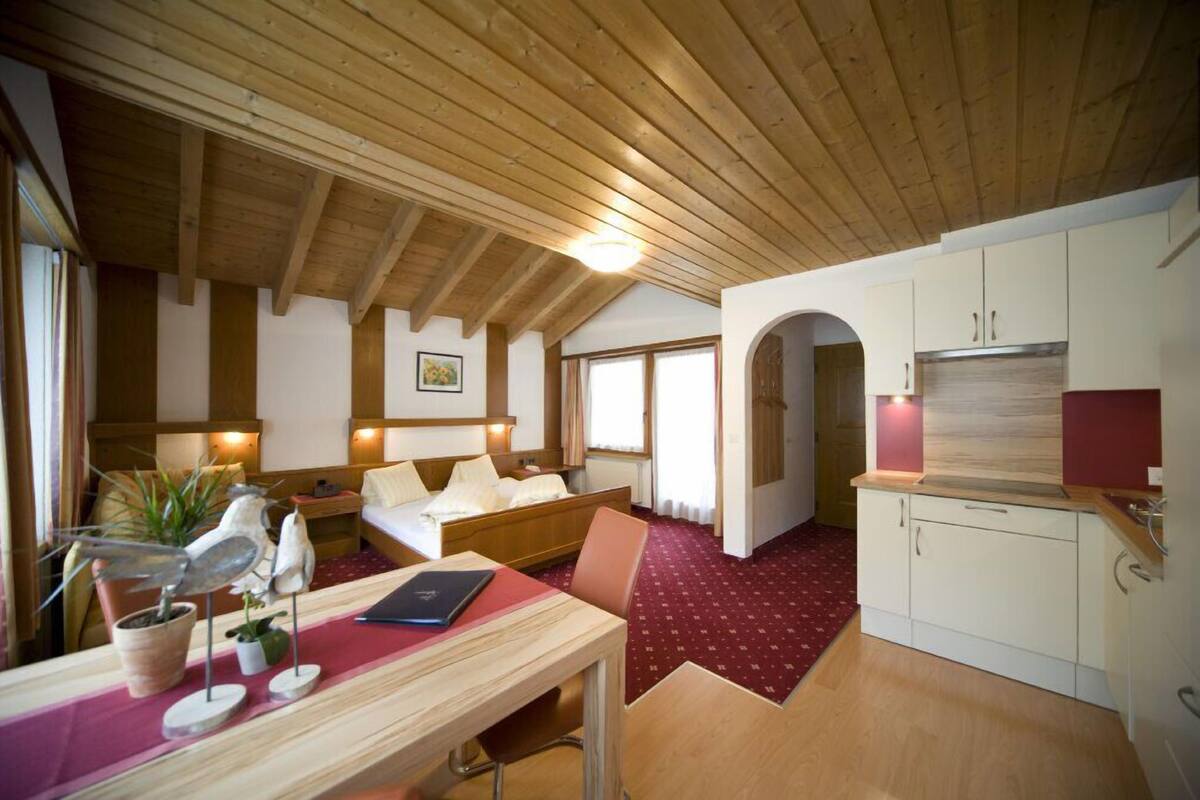 Studio, Balcony, Mountain View (Additional Cleaning fee 65€) | In-room dining