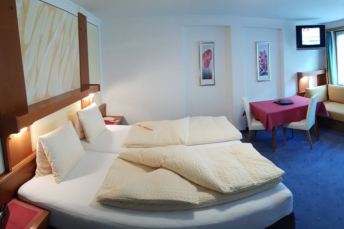 Premium bedding, in-room safe, desk, soundproofing