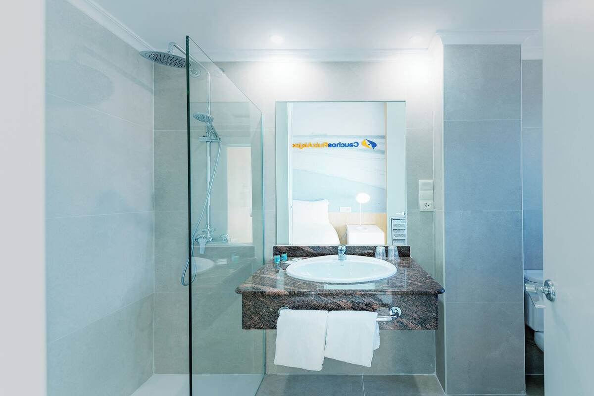 standard double room, 1 double bed | bathroom | combined shower/bathtub, eco-friendly toiletries, towels