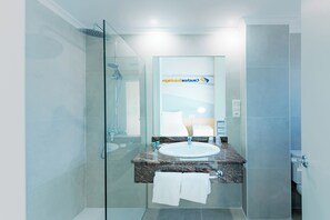 Bañera con ducha, artículos de tocador ecológicos, toallas