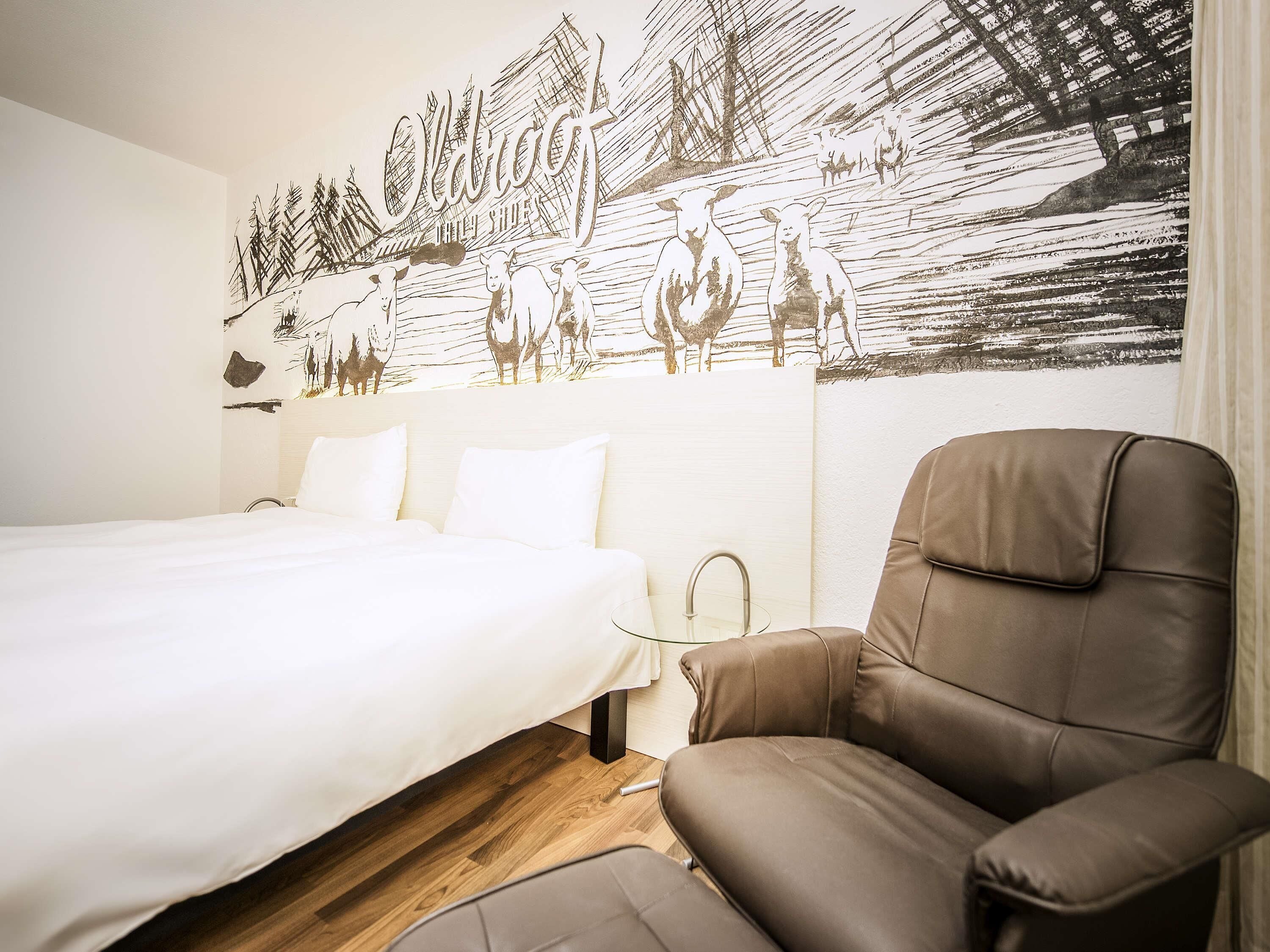 Sistema de insonorización, tabla de planchar con plancha y cunas 