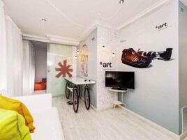 Habitación familiar (Superior. 1 Queen Bed and 1 Bunk Bed) | Sistema de insonorización y tabla de planchar con plancha