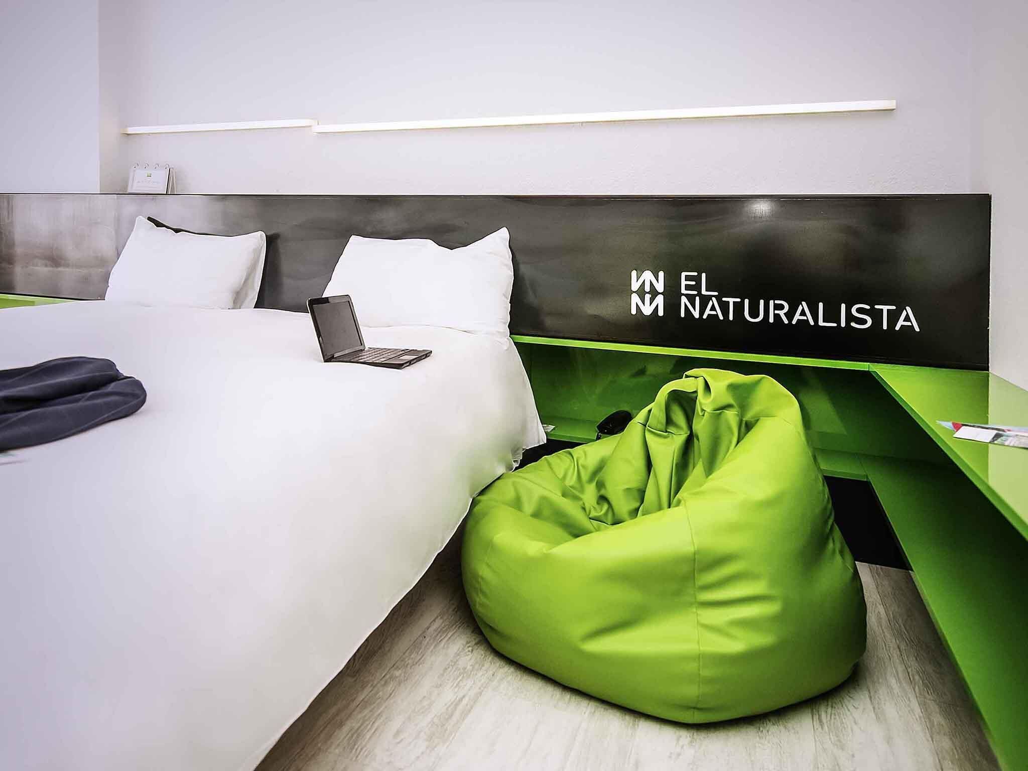 Habitación estándar, 1 cama de matrimonio | Sistema de insonorización y tabla de planchar con plancha