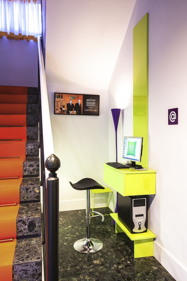 A modern hotel lobby with a staircase, a reception desk, and a computer. - ibis Styles La Rioja Arnedo (Arnedo)