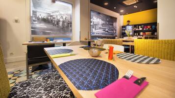 Dagelijks ontbijtbuffet (EUR 9.90 per persoon)