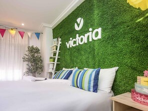 Sistema de insonorización, tabla de planchar con plancha y cunas 