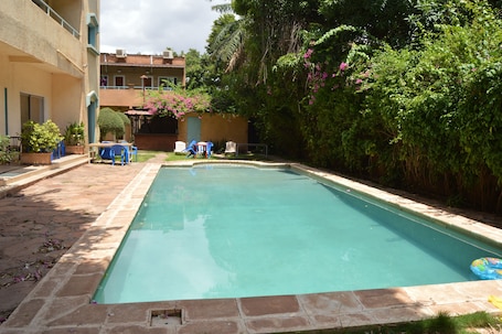Outdoor pool, sun loungers. Hotel Mirabeau