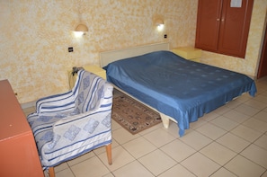Double Room | Minibar, desk, free WiFi, bed sheets