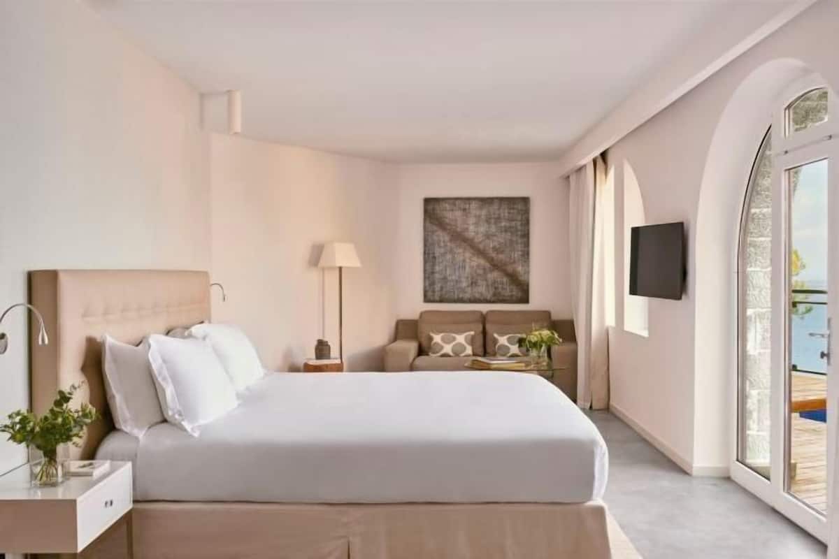1 bedroom, premium bedding, down comforters, minibar
