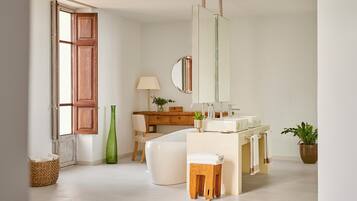 Biệt thự, hồ bơi riêng (Mar Blau) | Phòng tắm | Bồn tắm và buồng tắm vòi sen riêng, bồn tắm ngâm, vòi sen phun mưa