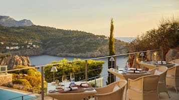 3 restauranter; serverer morgenmad, frokost og middelhavsretter