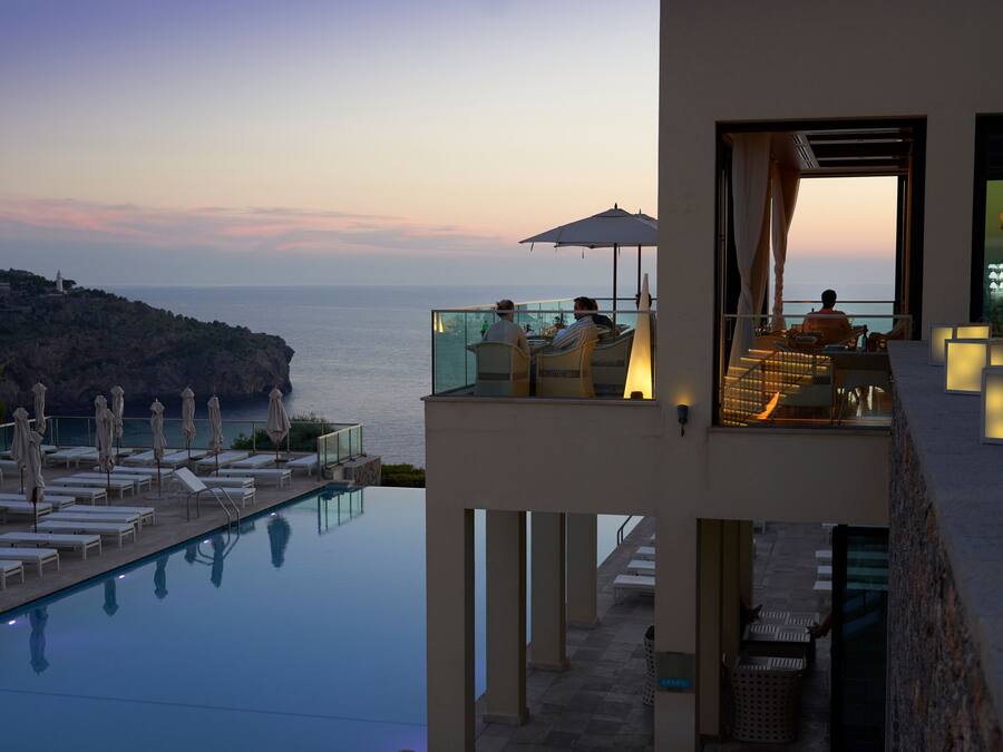 3 restaurants, breakfast, lunch, dinner served; Mediterranean cuisine