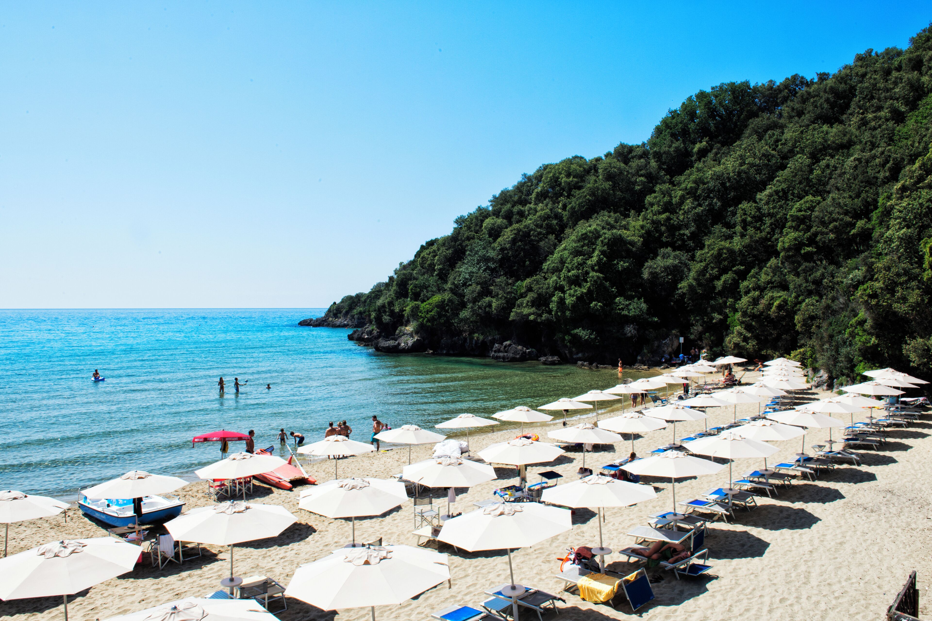 Plage privée, chaises longues, parasols, snorkeling