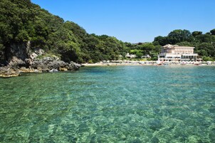 Playa privada, sillas reclinables de playa, sombrillas, snorkel
