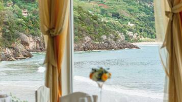 Aperto a colazione, cucina locale e internazionale, con vista sul mare