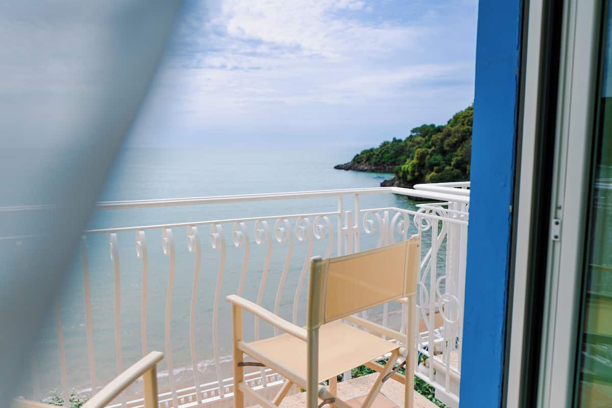 Double Room, Sea View | Minibar, in-room safe, desk, free WiFi