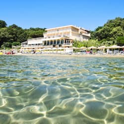 Spiaggia privata, cabine (a pagamento), snorkeling