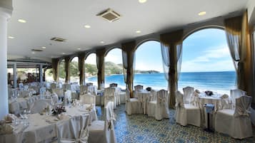 Se sirven desayunos y cocina local e internacional, con vista al mar