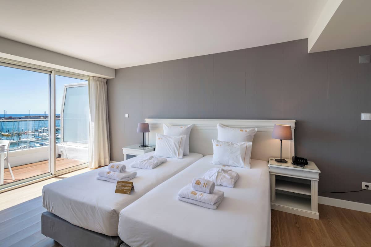2 bedrooms, in-room safe, desk, blackout drapes