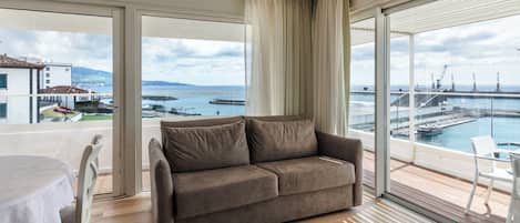 Superior-Suite, Meerblick | Wohnbereich | LCD-Fernseher