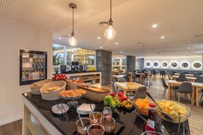 Free daily continental breakfast - Hotel Gaivota Azores (Ponta Delgada)