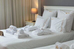 Premium Suite, Sea View | In-room safe, desk, blackout drapes, soundproofing - Hotel Gaivota Azores (Ponta Delgada)