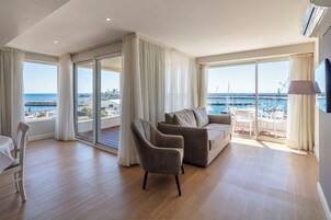 Suíte premium, vista para o mar | Área de estar | TV LCD