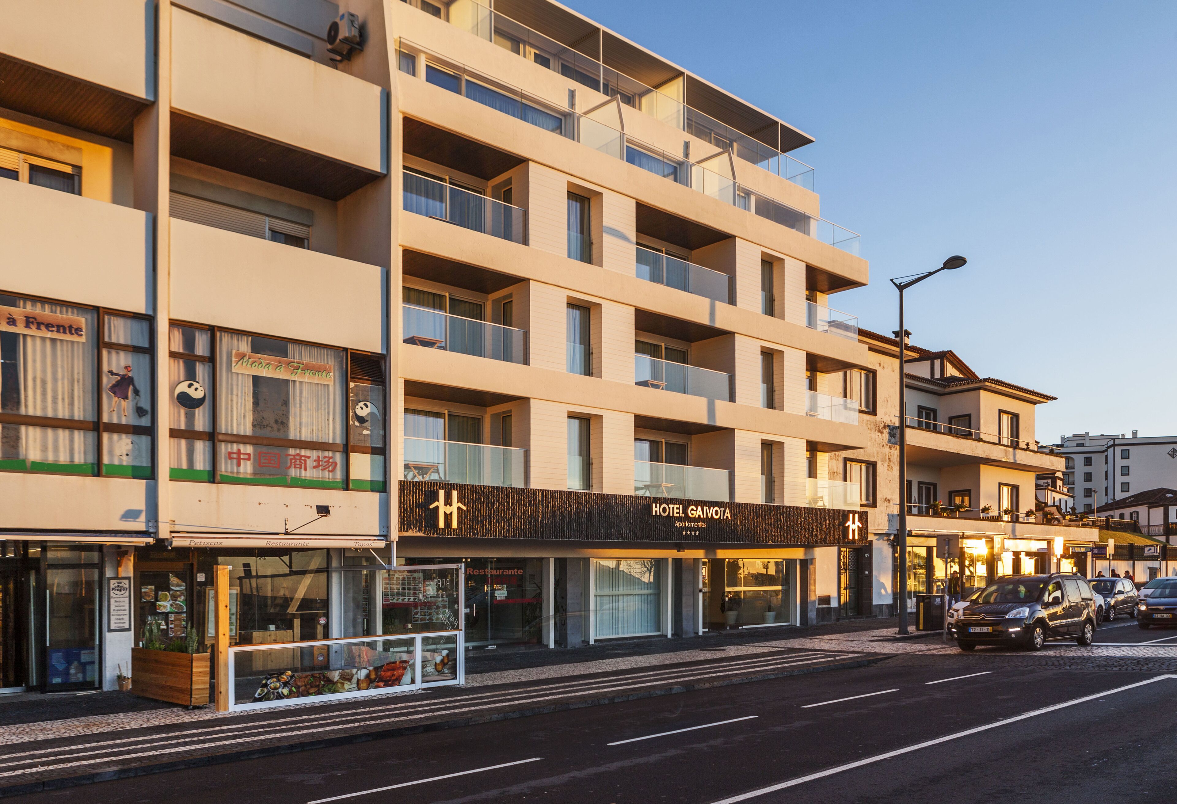 A multi-story hotel with balconies, a restaurant, and a visible sign for 'Hotel Caiovata'.