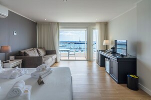 Suíte júnior, vista para o mar | Cofres nos quartos, escrivaninha, cortinas blackout