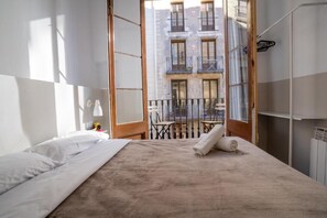 City Double Room, Balcony | Soundproofing, bed sheets - Hostal Hera (Barcelona)