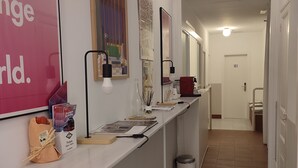 A hallway with a reception desk, a trash bin, and a door labeled 101. - Hostal Hera (Barcelona)