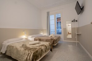 Comfort Triple Room, Ensuite | Soundproofing, bed sheets - Hostal Hera (Barcelona)