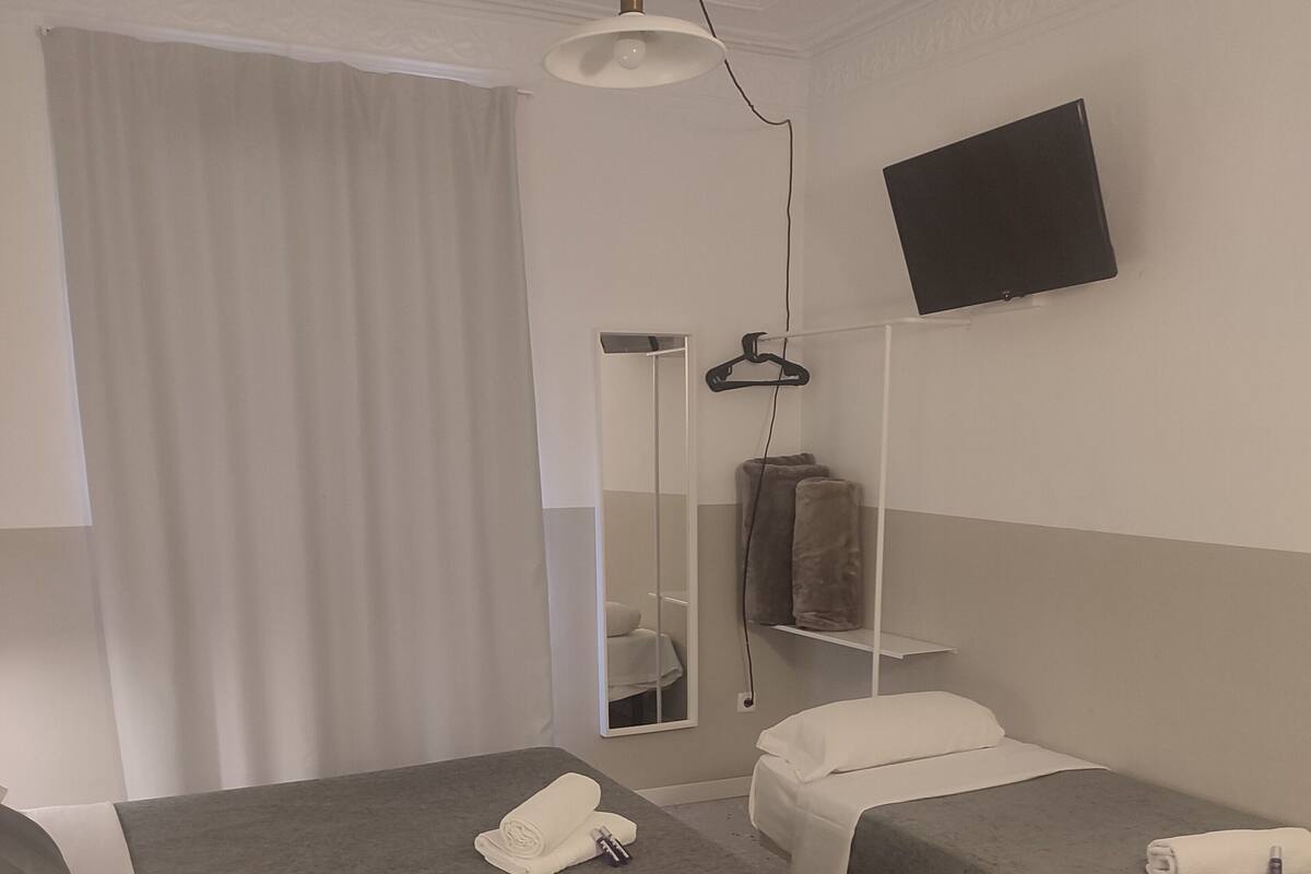 Economy Quadruple Room, Ensuite | Soundproofing, bed sheets