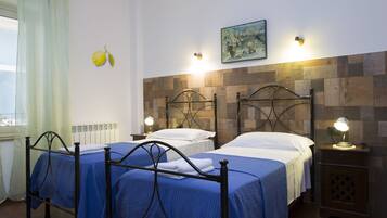 Basic-Doppel- oder -Zweibettzimmer, mit Bad