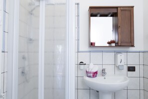 Classic Double or Twin Room, Ensuite, Garden View | Bathroom | Shower, free toiletries, hair dryer, bidet - Le Cinque Novelle (Agrigento)
