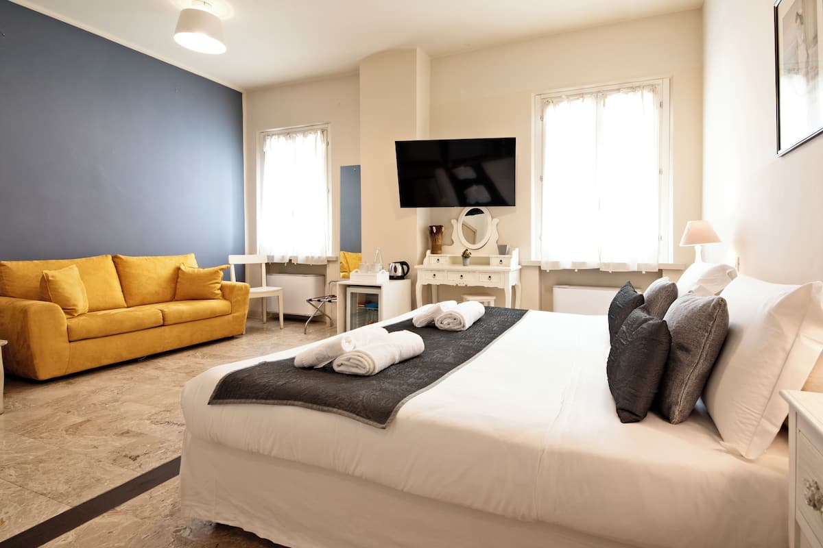 Down comforters, in-room safe, desk, blackout drapes