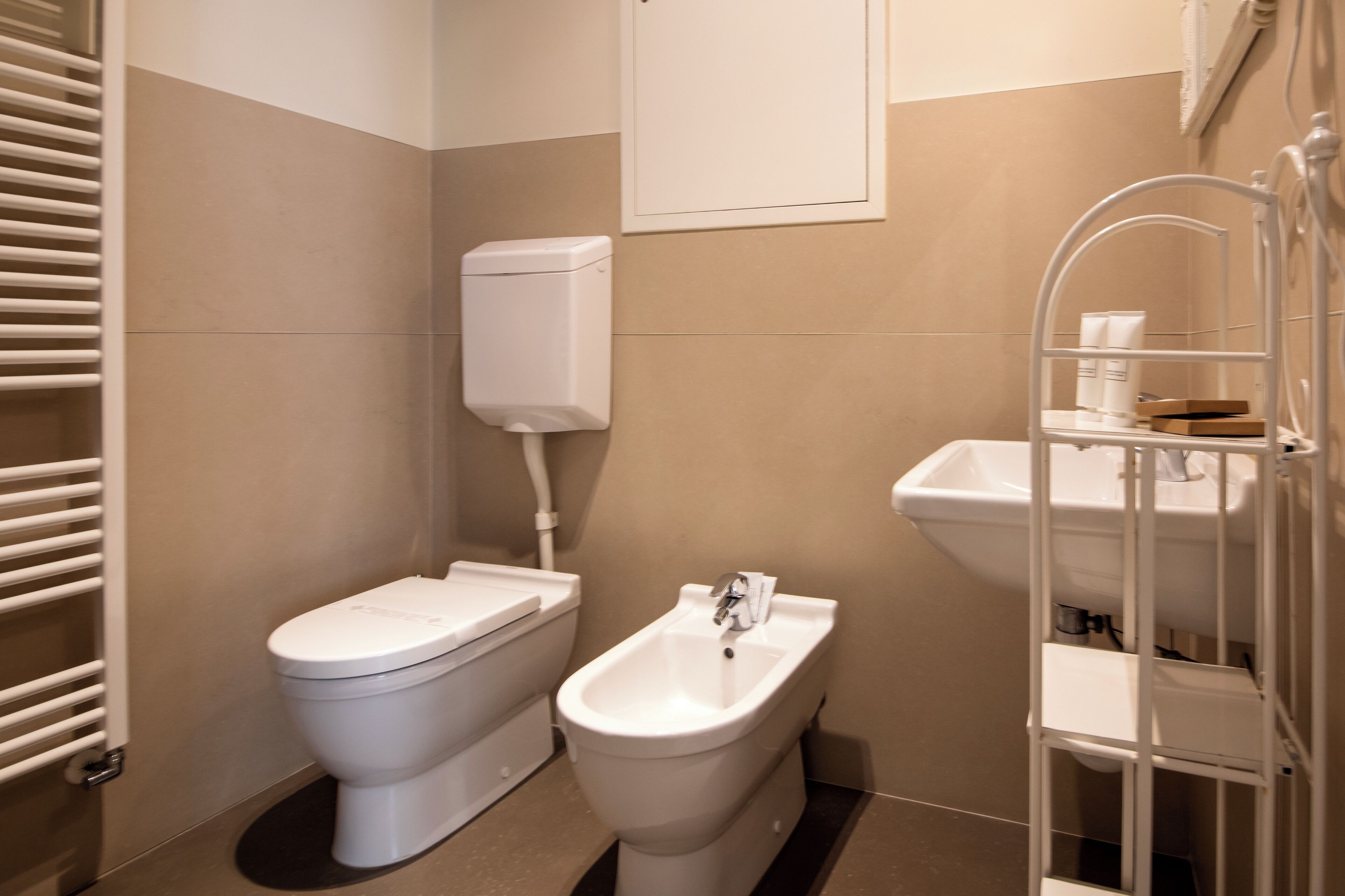 Ein modernes Badezimmer mit Toilette, Bidet und Waschbecken.