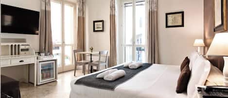 Suite Junior, vue ville | Couette en duvet d'oie, coffres-forts dans les chambres, bureau