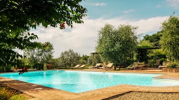 Piscina externa sazonal, funciona das 8h às 20h, guarda-sóis