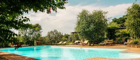 Piscina externa sazonal, funciona das 8h às 20h, guarda-sóis
