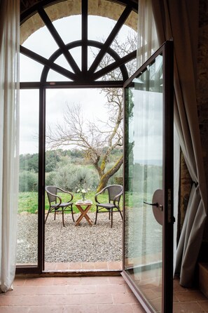 Camera Deluxe, patio | Lenzuola Frette, biancheria da letto di alta qualità, minibar