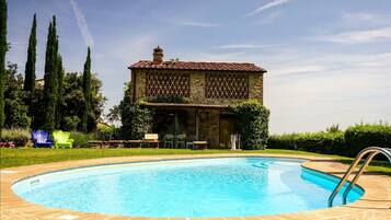 Piscina externa sazonal, funciona das 8h às 20h, guarda-sóis