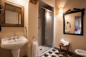 Superior Double Room | Bilik Mandi | Pancuran mandi, hulu semburan mandi hujan 