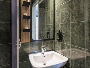 Standard Twin Room, Non Smoking | Bathroom | Shower, free toiletries, hair dryer, bidet - B&B Hotel Pomezia Cortese (Pomezia)
