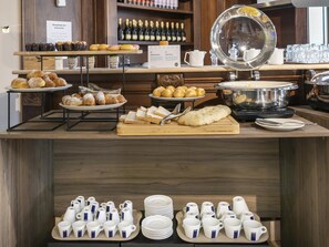 Päivittäinen buffetaamiainen (7.90 EUR per henkilö)