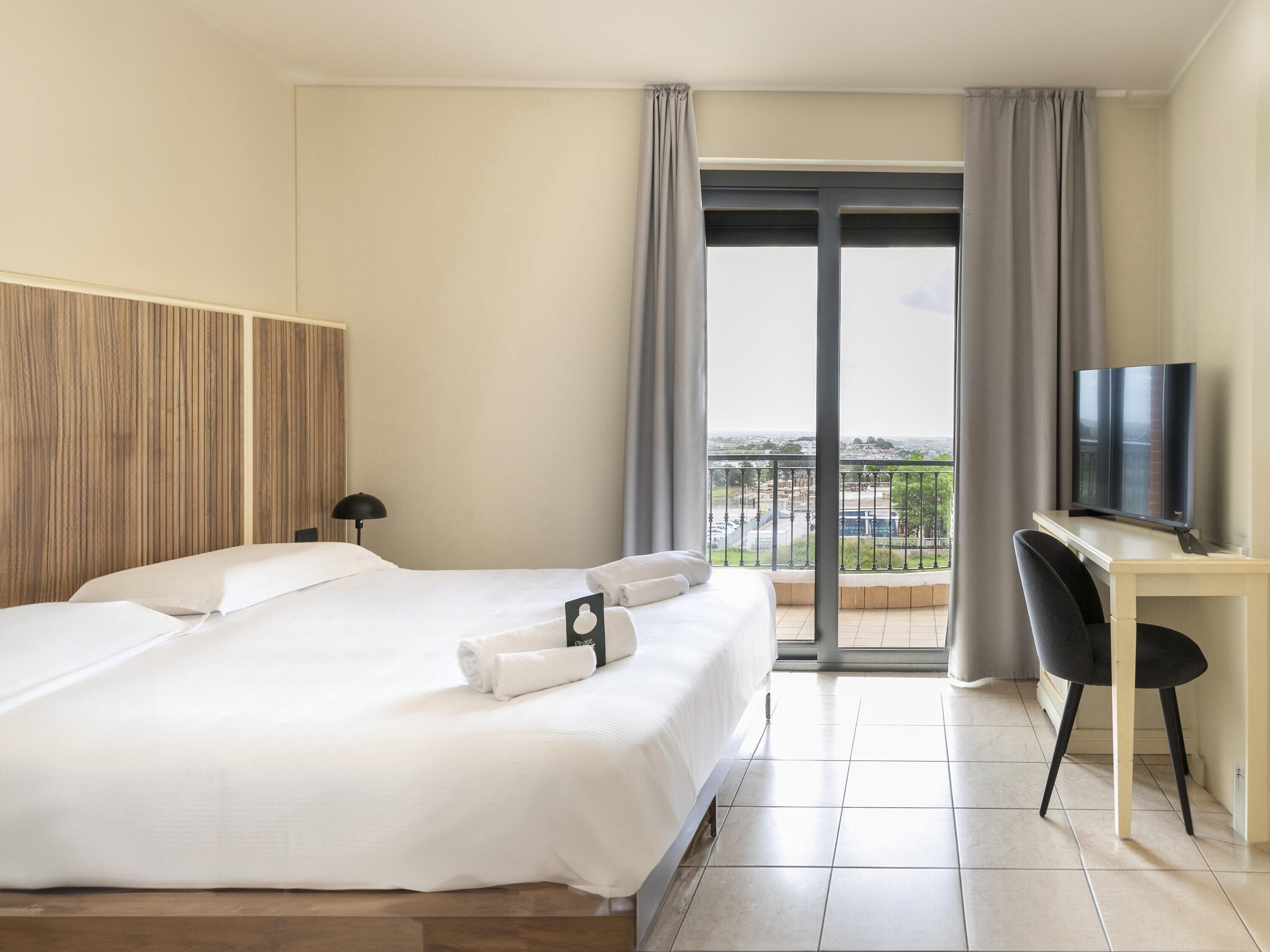 Minibar, mobiliario individual, escritorio y cortinas opacas