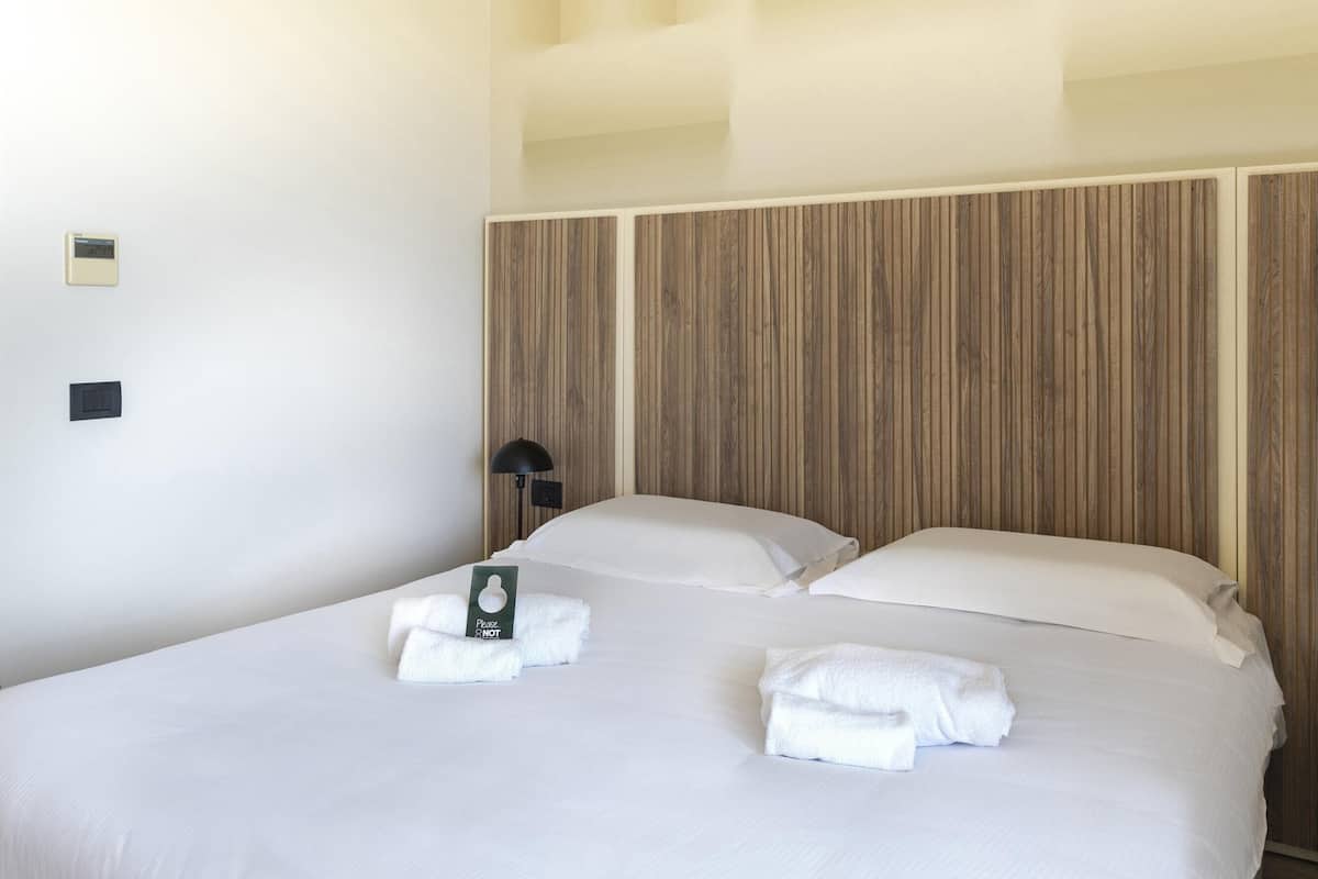 Doppia Standard, non fumatori | Minibar, con arredamento individuale, una scrivania, tende oscuranti