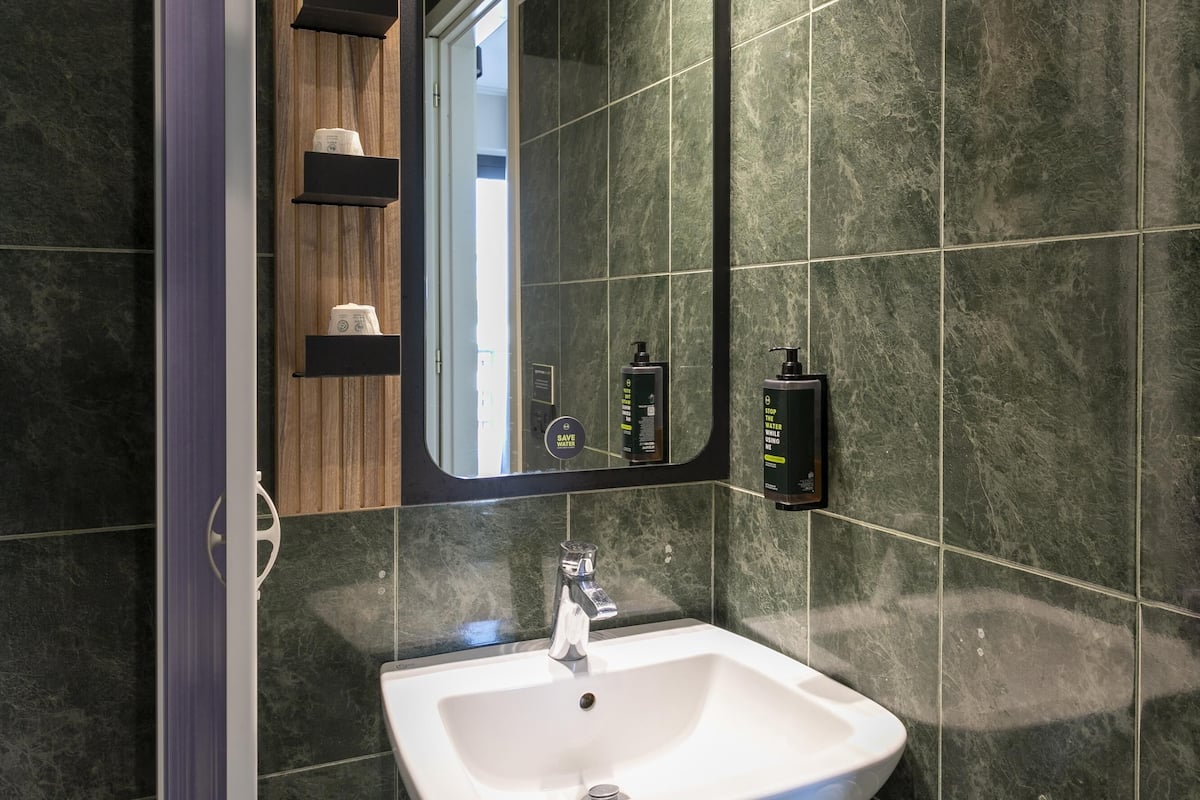 standard twin room, non smoking | bathroom | shower, free toiletries, hair dryer, bidet