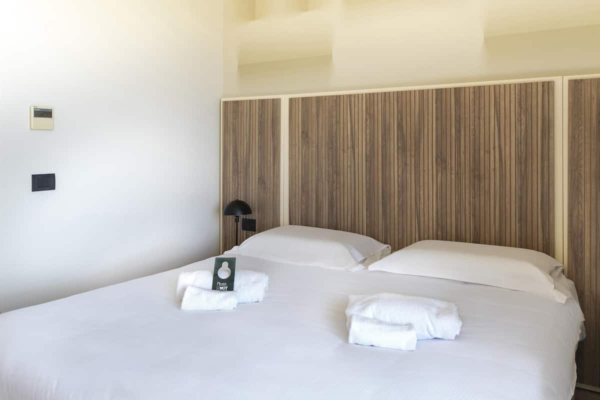 Minibar, muebles diferentes, escritorio y cortinas blackout